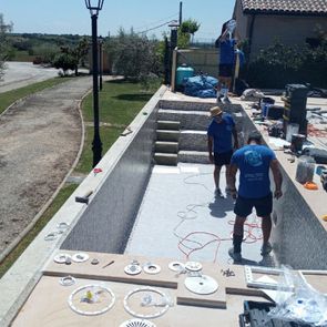 Jedacon personas construyendo piscina