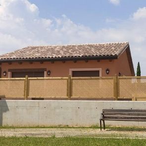 Jedacon casa con valla de seguridad
